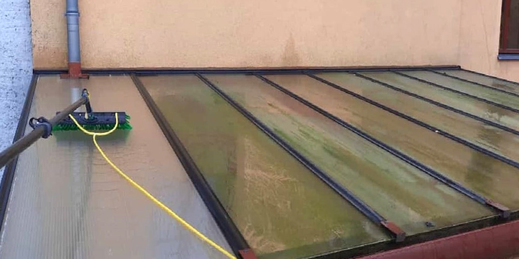 Glasdach reinigen in Berlin mit Osmose-Wasser, um Algen und Moos zu entfernen