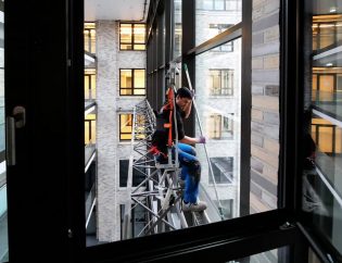 Glasreinigung für Gebäude birgt so manche Herausforderung (z.B. für Fensterputzer Büro in Adlershof)