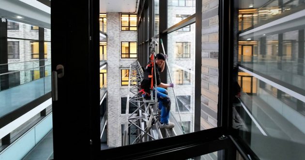 Glasreinigung für Gebäude birgt so manche Herausforderung (z.B. für Fensterputzer Büro in Adlershof)