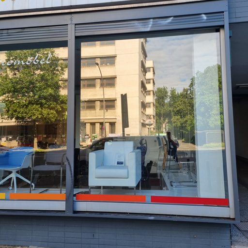 Bei der Schaufenster-Reinigung in Berlin entfernen wie wir auch Werbeschrift und Aufkleber
