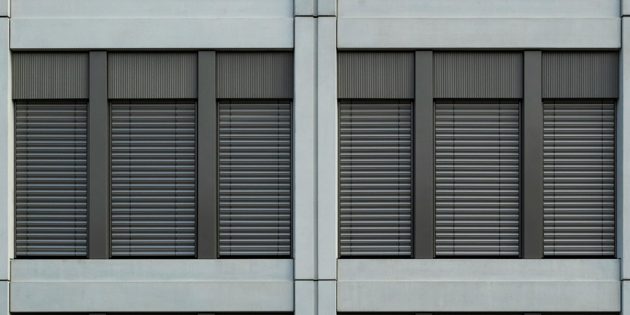 Reinigung von Außenjalousien beauftragen: Fenster mit verschlossenen Außenjalousien