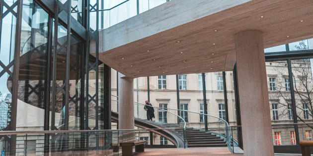 Innenansicht eines Gebäudes in Berlin mit gläserner Fassade: Glasfassade innen reinigen - ohne tropfendes Wasser und Leiter