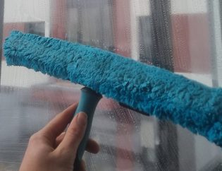 Glasreinigung im Privatbereich: sauber, hygienisch und sorgfältig: Mit einem Einwascher wird das Fenster gereinigt.