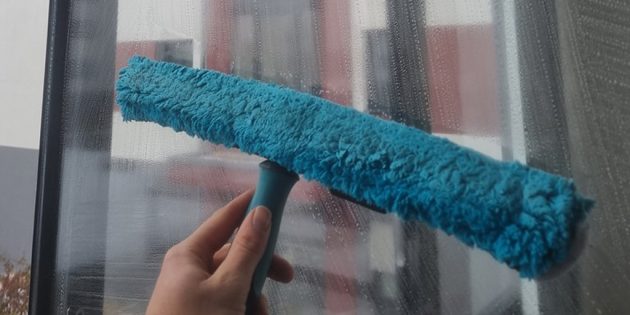 Glasreinigung im Privatbereich: sauber, hygienisch und sorgfältig: Mit einem Einwascher wird das Fenster gereinigt.