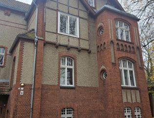 Fenster putzen in einem denkmalgeschützten Haus in Berlin Grünau