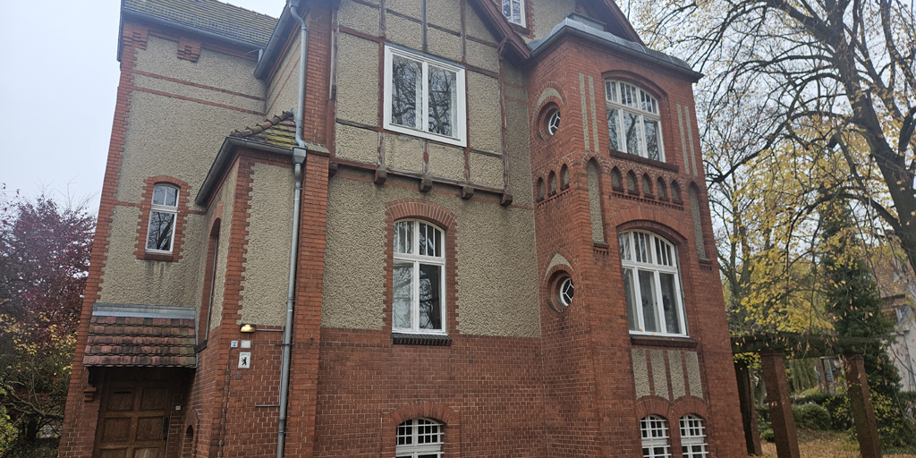 Fenster putzen in einem denkmalgeschützten Haus in Berlin Grünau