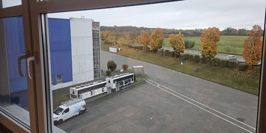 Glasreinigung komplexer Firmengelände: Das Putzen von Fenstern in allen Gebäuden eines Firmenkomplexes erfordert System und Organisation.