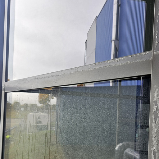 Glasreinigung für komplexe Firmengelände: Auf einem großen Firmenareal kommen mehrere Techniken bei der Glasreinigung zum Einsatz.