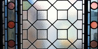 Bleiglasfenster putzen – darauf ist zu achten: Bleiverglasung mit bunten Glasstücken und Bleiruten