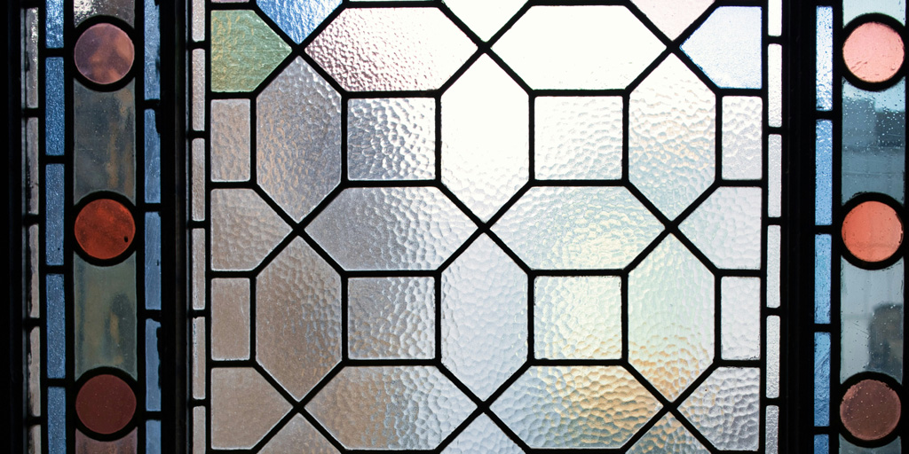 Bleiglasfenster putzen – darauf ist zu achten: Bleiverglasung mit bunten Glasstücken und Bleiruten