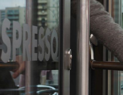 Glasreinigung für Gastronomie und Einzelhandel – saubere Fenster zum Saisonstart: Cafétür mit der Aufschrift Espresso