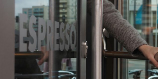 Glasreinigung für Gastronomie und Einzelhandel – saubere Fenster zum Saisonstart: Cafétür mit der Aufschrift Espresso