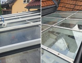 Fenster im Wintergarten putzen lassen: Reinigungsbürsten mit Wasser und Teleskopstange auf Wintergartendach