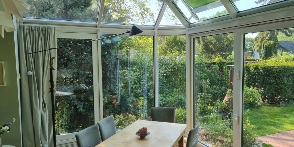 Sauber geputzte Fenster im Wintergarten von Reinigungs-Service Oldenburg aus Petershagen bei Berlin